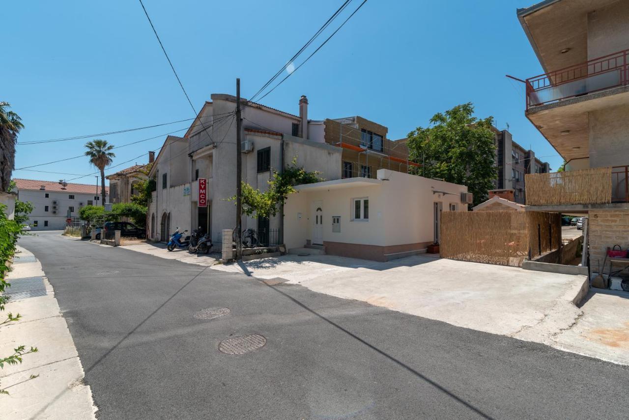 Small Private House With A Terrace In Trogir公寓 外观 照片